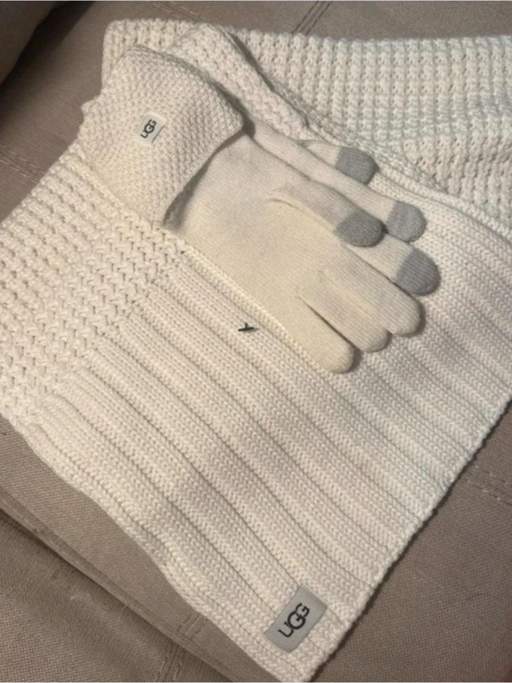 UGG Cream Knit Gloves with Light Gray Touchscreen Tips
